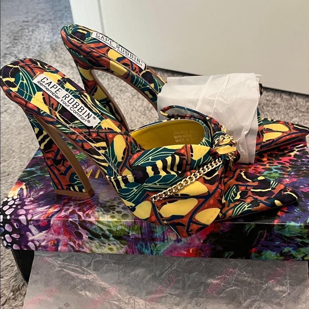 Cape Robbin Yellow Multi Floral Knot Slide with Gold Chain